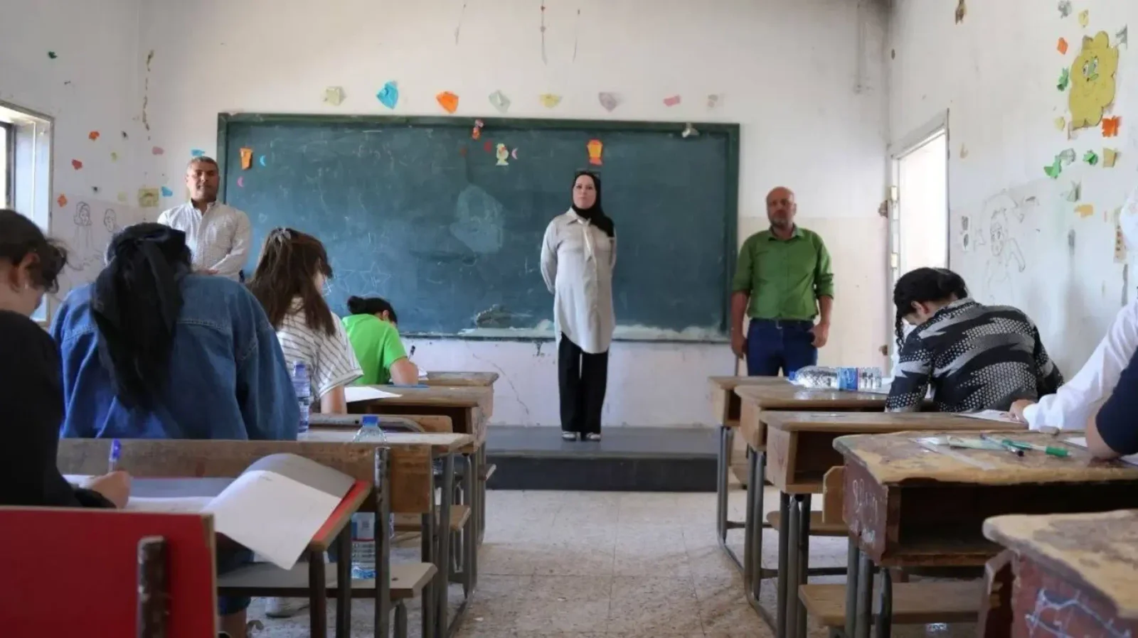 سوريا.. محافظ السويداء يتهم مجموعات مسلحة بمنع طلاب من إجراء الامتحانات