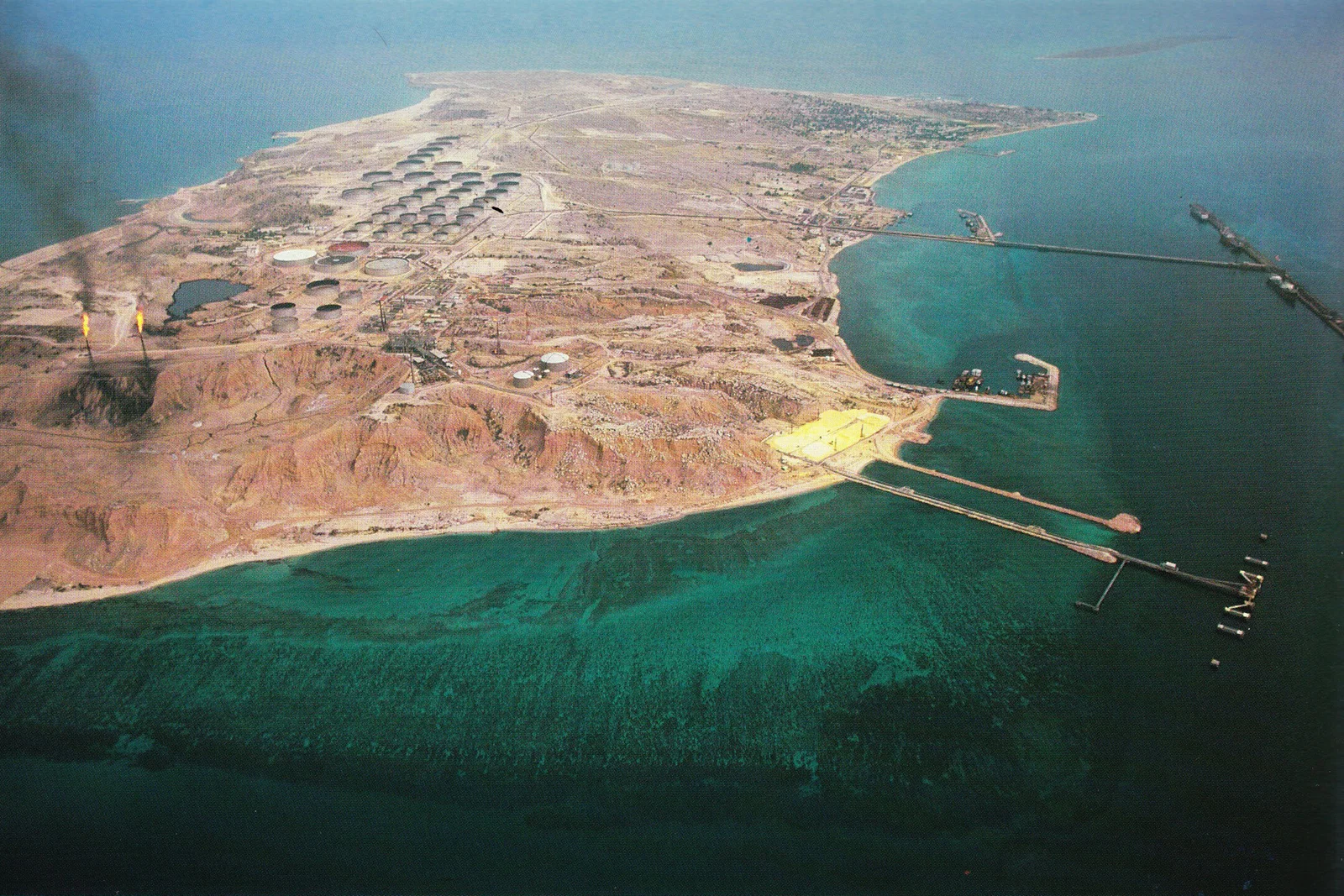 ترامب يريد الاستيلاء عليها.. ماذا نعلم عن جزيرة خرج الإيرانية؟