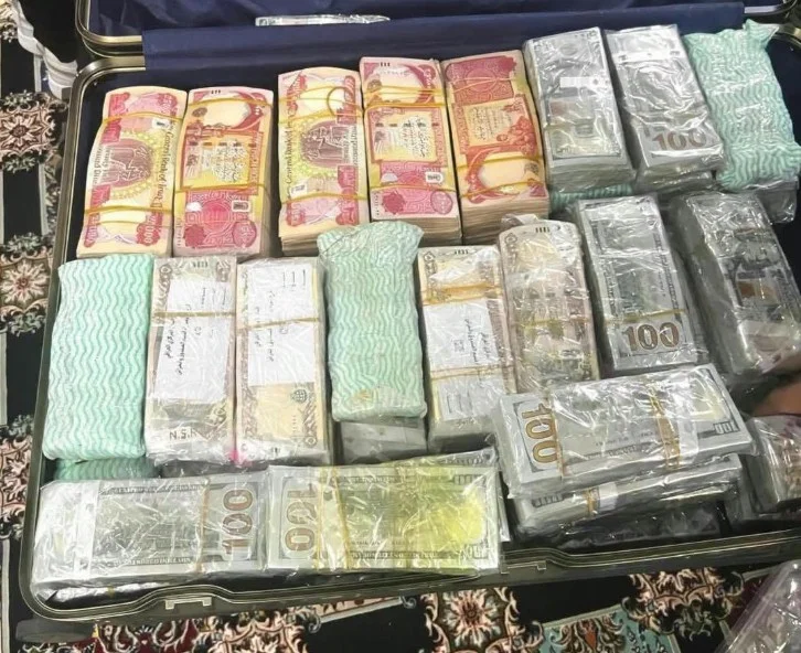 النزاهة تضبط قرابة 9 مليارات دينار و7 سبائك ذهبية في منزل وكيل وزير الكهرباء لشؤون النقل