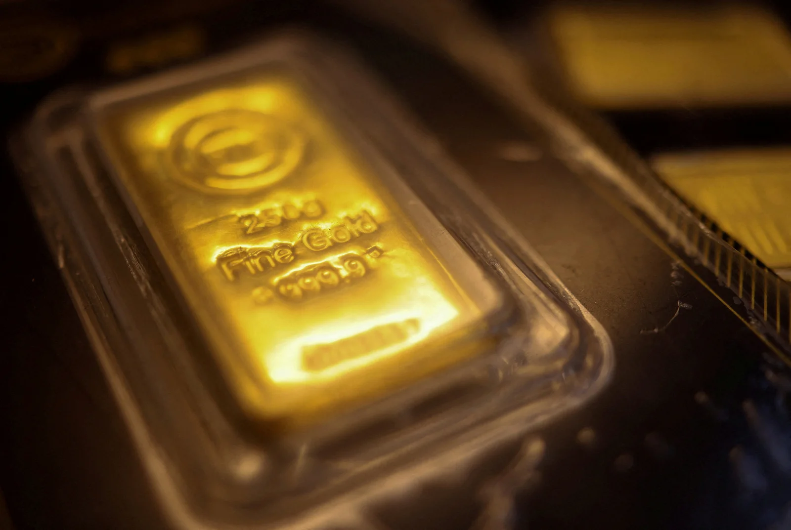الذهب يتراجع لأدنى مستوى في أكثر من أسبوع مع تفاقم توتر الشرق الأوسط