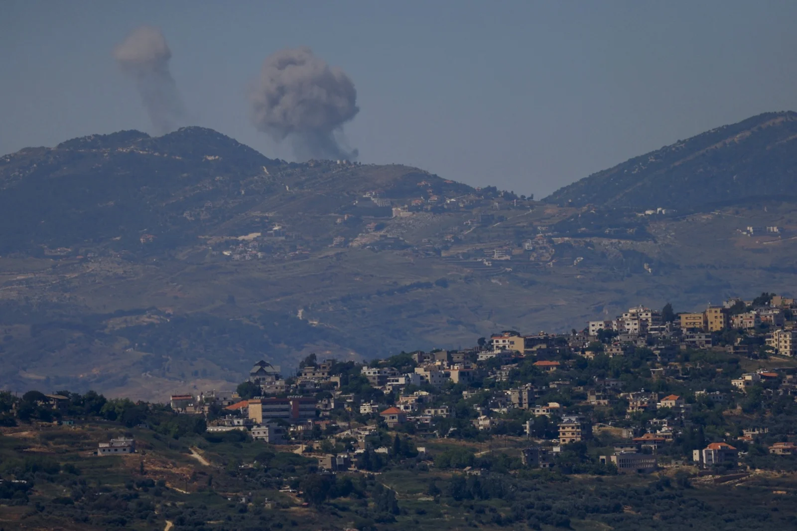 غارات إسرائيلية على جنوب لبنان فجر اليوم ومقتل 5 أشخاص على الأقل