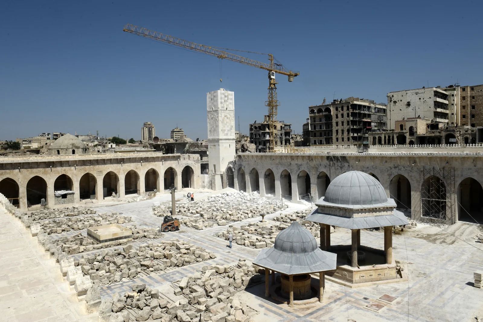 صور.. ترميم الجامع الأموي الكبير في مدينة حلب شمال سوريا
