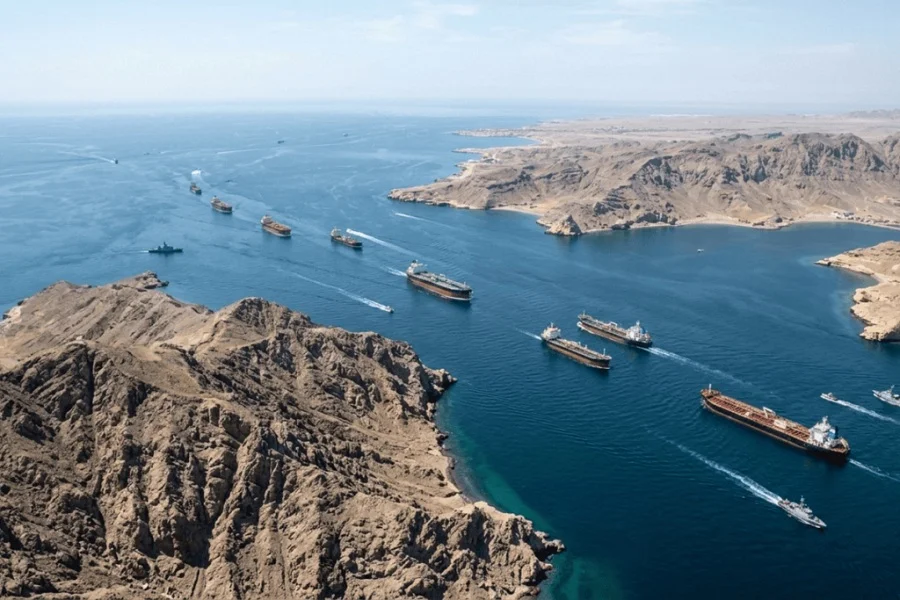 إحداها تحمل النفط العراقي.. ثلاث ناقلات تعبر مضيق هرمز بالتزامن مع إجراء محادثات أمريكا وإيران