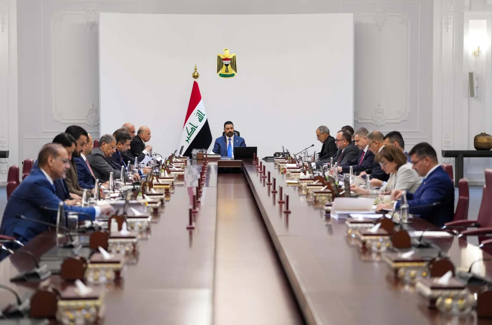 رئيس الحكومة العراقية يوجه الوزراء بإعفاء أي وكيل أو مدير عام تظهر بشأنه شبهات الفساد