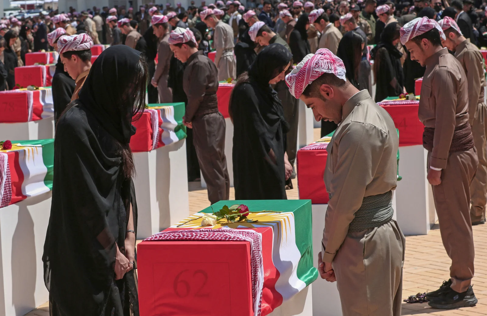 صور .. مراسم مواراة رفات 100 من البارزانيين المؤنفلين في بارزان
