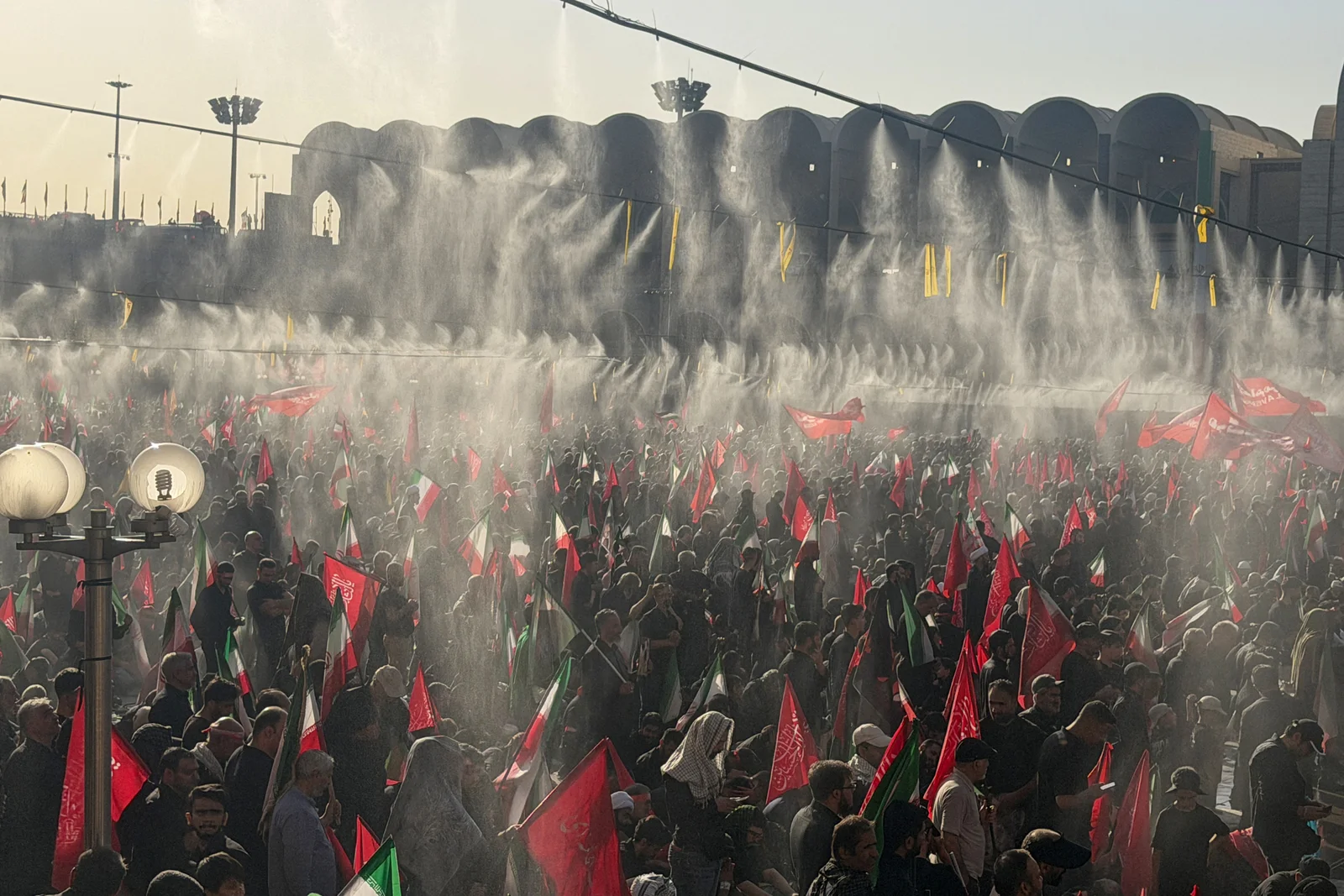 ثالث أيام مراسم التشييع.. حشود كبيرة تشارك في الصلاة على جثمان خامنئي في طهران