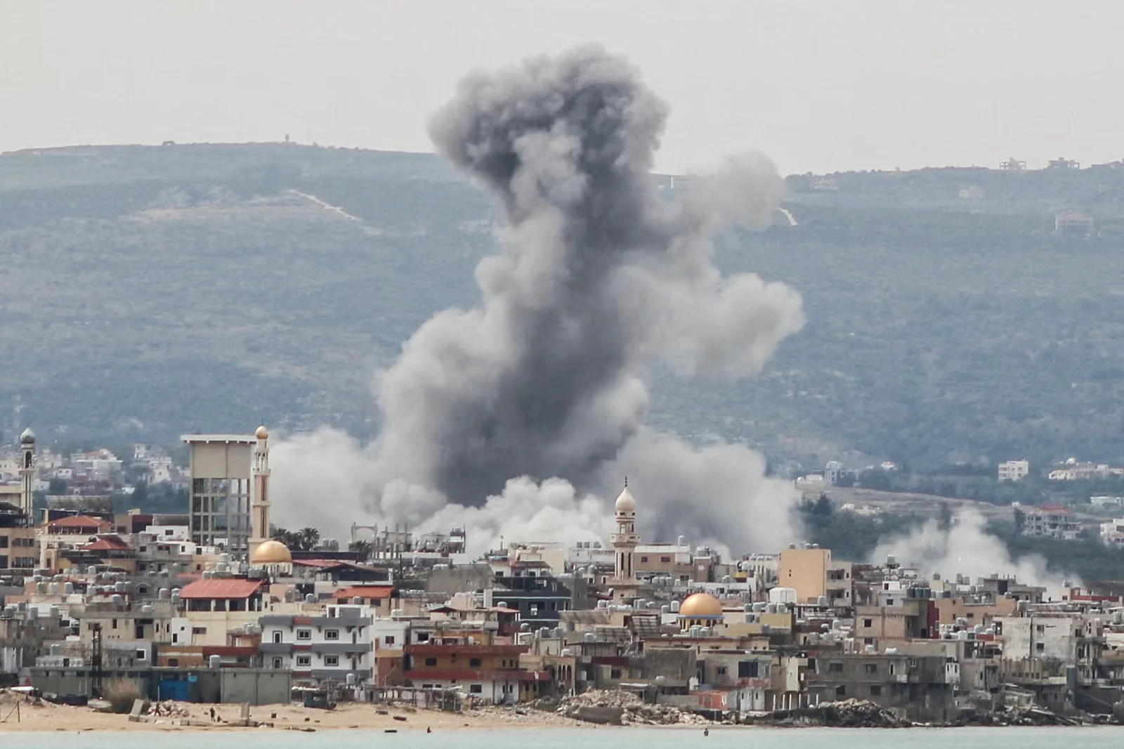 مقتل 13 شخصاً في غارات جوية إسرائيلية في جنوب لبنان