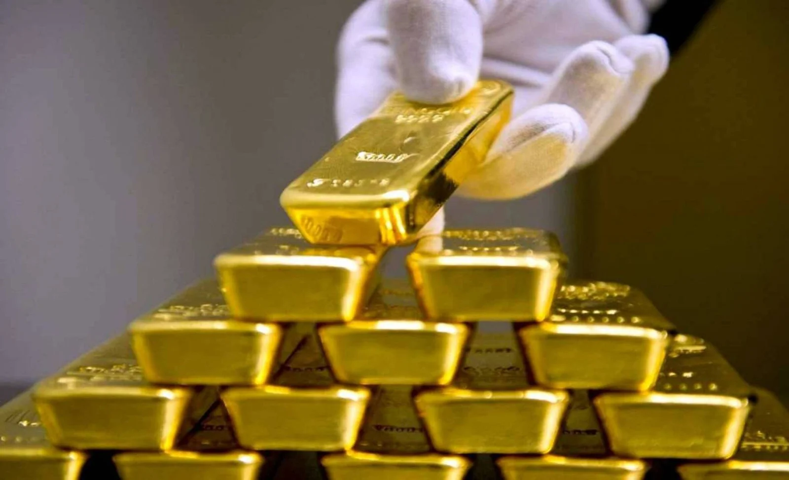 الذهب عند أدنى مستوى منذ نحو أسبوعين بعد تصريحات بشأن رفع الفائدة