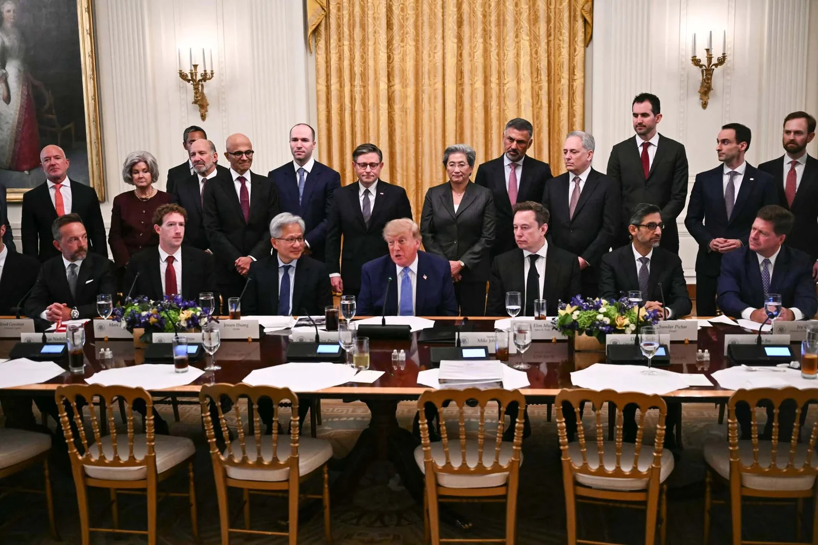 ترامب يعلن اتفاقاً "ملزماً أخلاقياً" مع شركات الذكاء الاصطناعي بعد اجتماع في البيت الأبيض