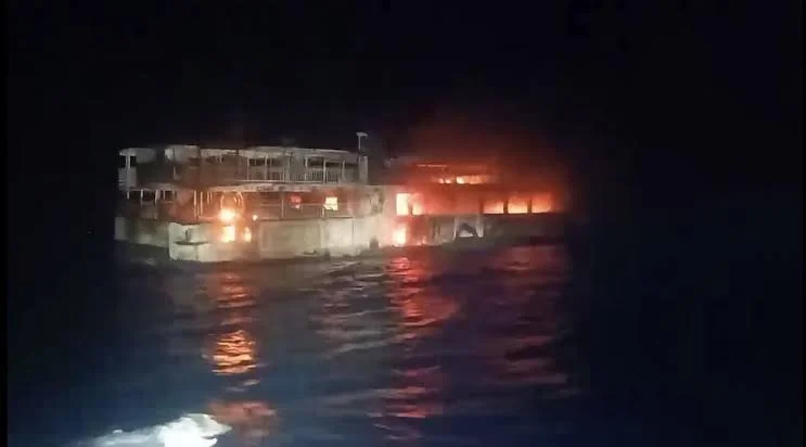 مصرع 5 أشخاص على الأقل وفقدان نحو 80 إثر حريق على عبارة بالفيلبين