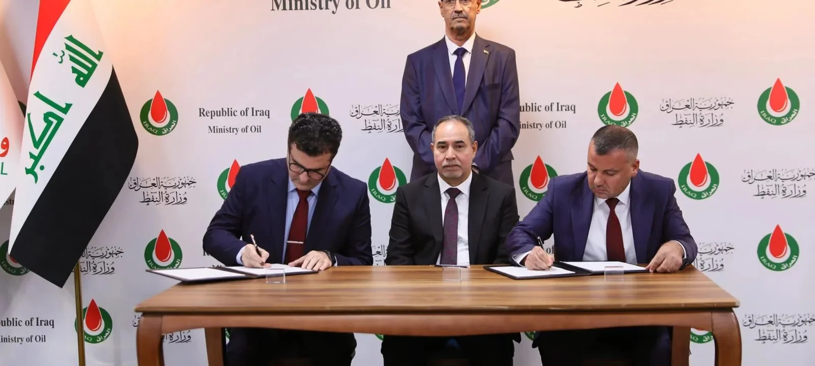 العراق يوقع عقود تطوير 14 حقلاً ورقعة استكشافية للنفط والغاز