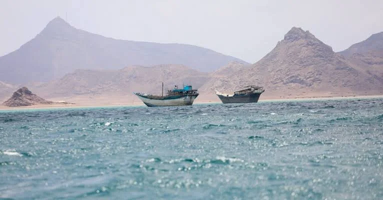 رويترز: السعودية تسعى لتشكيل تحالف لحماية الملاحة في البحر الأحمر من هجمات الحوثيين