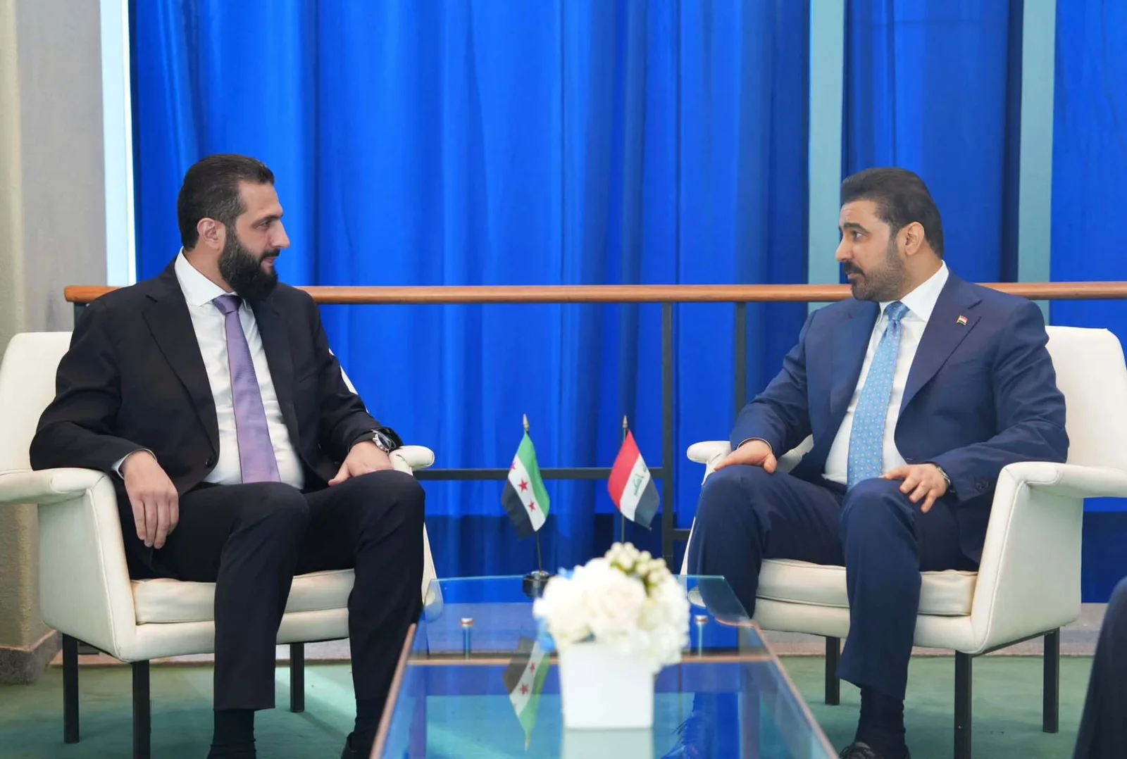 الزيدي والشرع يبحثان تطوير العلاقات وفق "المصالح المتبادلة" ودعم تهدئة التوترات في المنطقة