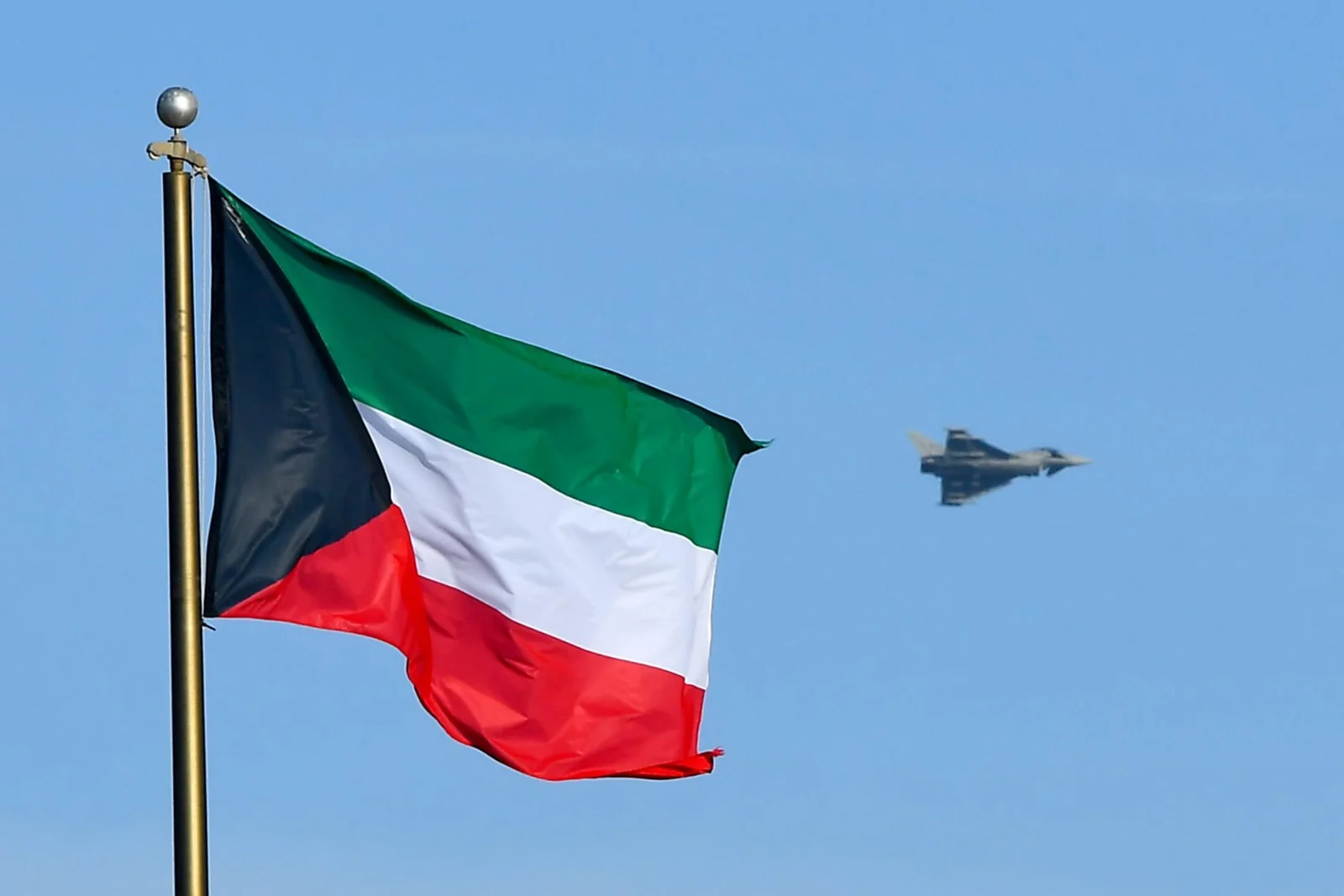 الجيش الكويتي: منظومات الدفاع الجوي تتصدى لأهداف "معادية"