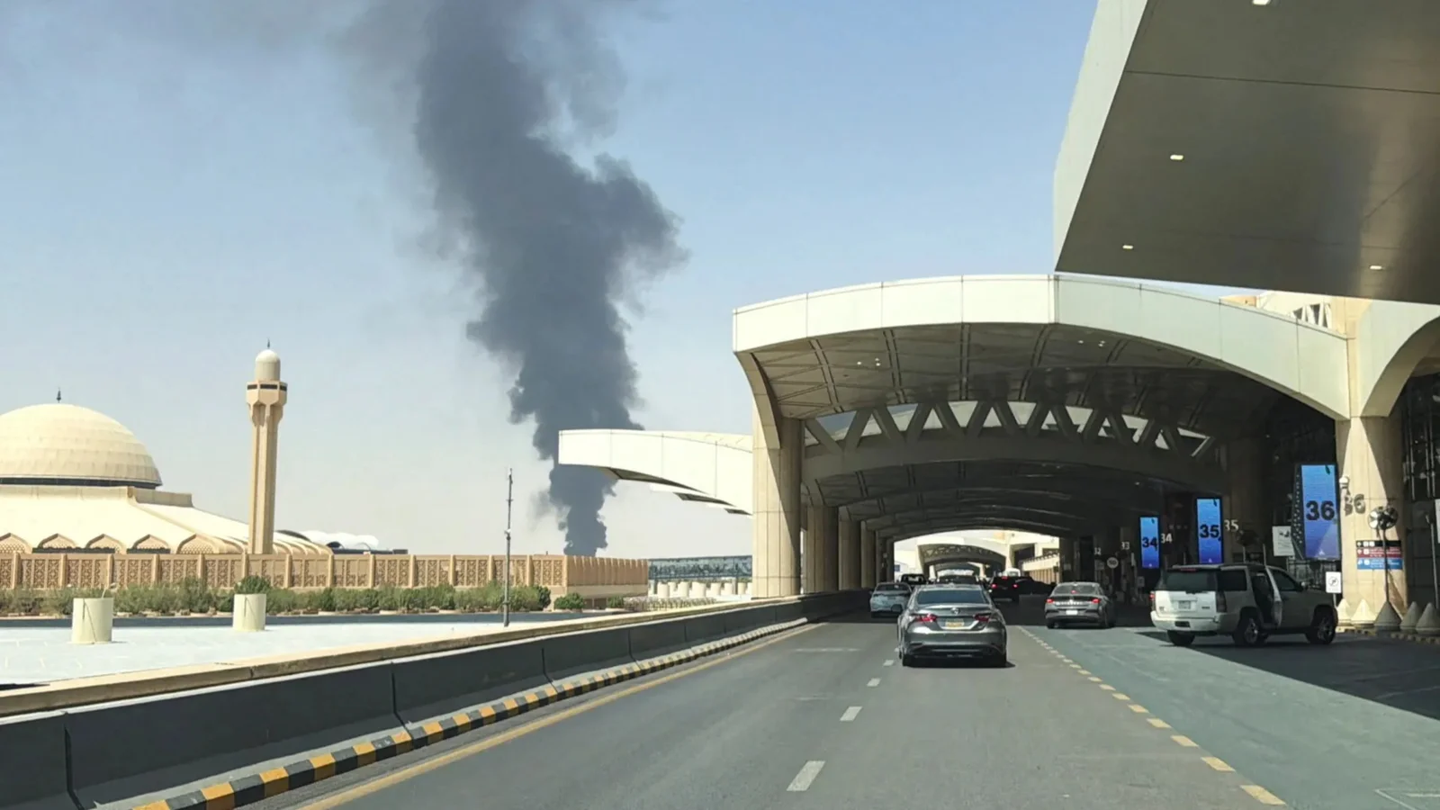 الحوثيون يعلنون استهداف مطار الرياض بصاروخ بالستي