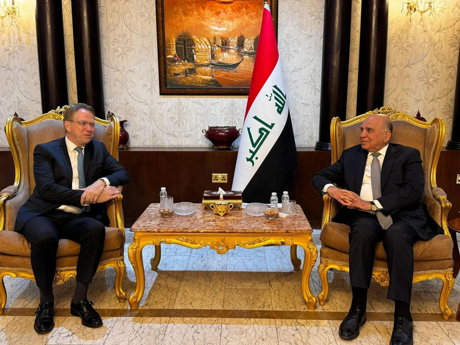 وزير الخارجية والسفير الفرنسي يؤكدان أهمية اعتماد الحوار والوسائل الدبلوماسية في معالجة الأزمات