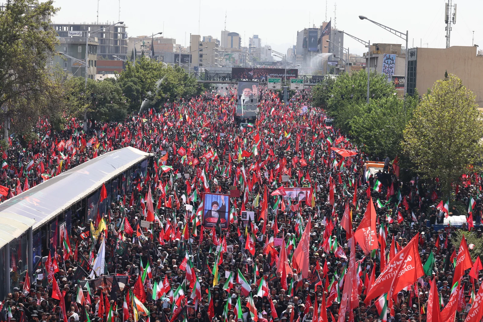 موكب تشييع خامنئي ينطلق في شوارع طهران