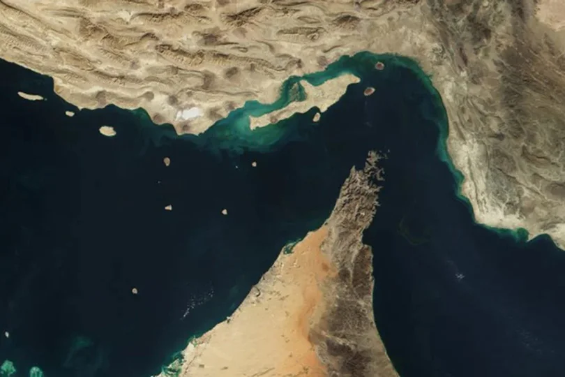 تراجع الملاحة في هرمز مع تبادل الضربات بين الولايات المتحدة وإيران