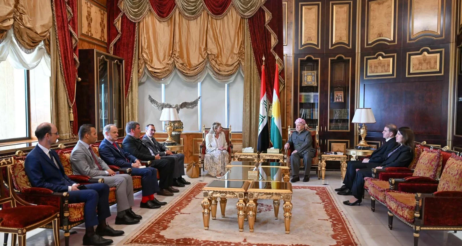 الرئيس بارزاني خلال استقباله وفداً من مجلس الشيوخ الفرنسي: مستمرون بدعم رئيس الوزراء العراقي لتنفيذ الدستور