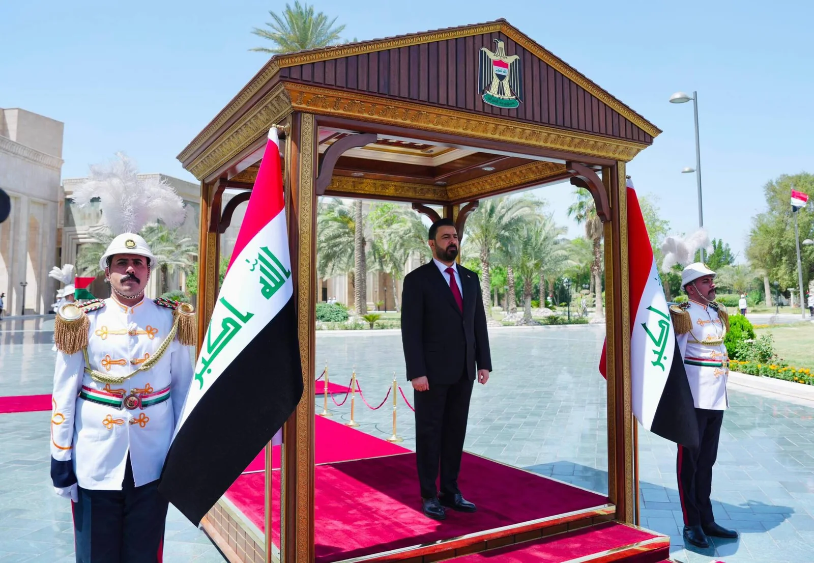 علي فالح الزيدي يتسلّم مهامه رسمياً رئيساً للحكومة وقائداً عاماً للقوات المسلحة العراقية