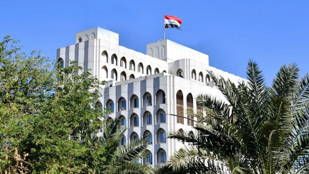 العراق يرحب بوقف إطلاق النار بين واشنطن وطهران ويدعو لمرحلة قائمة على حسن الجوار