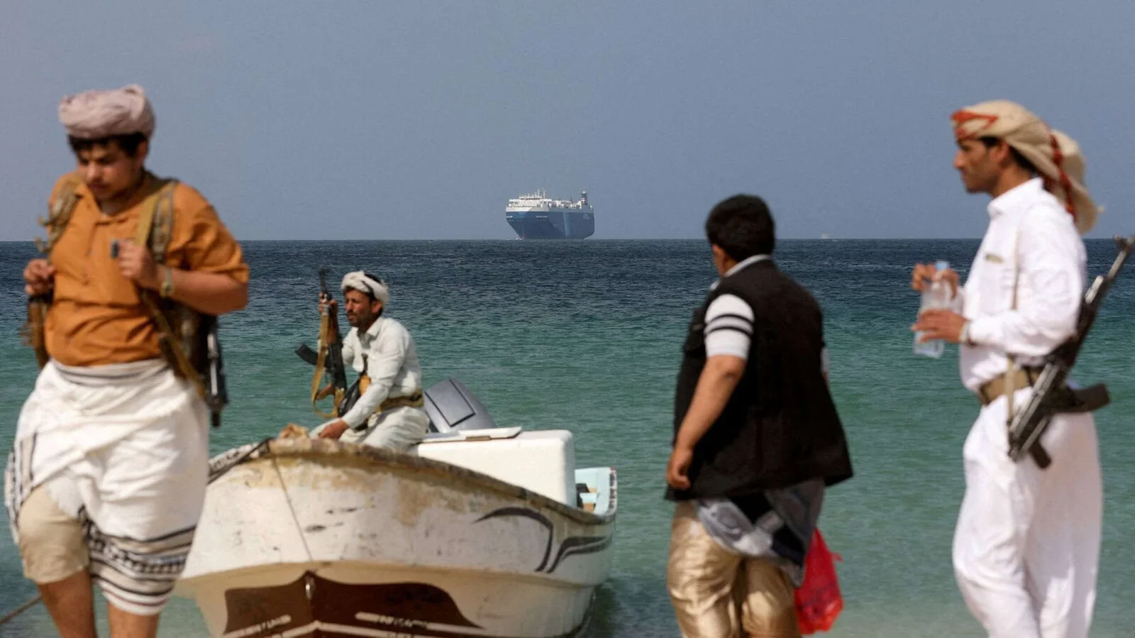 الحوثيون يسيطرون على مضيق باب المندب
