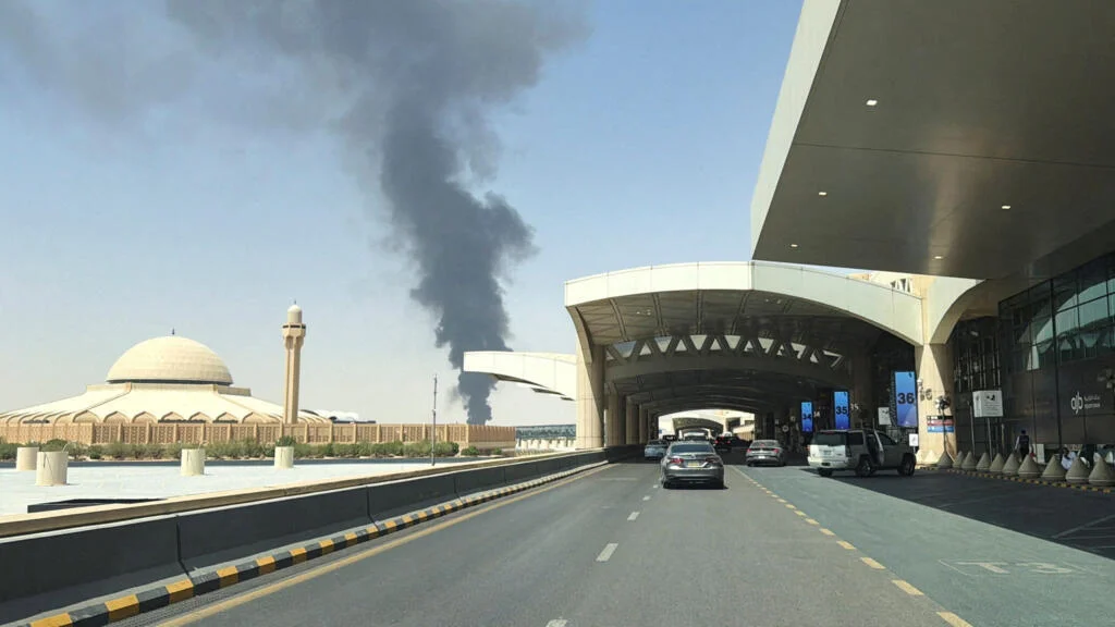 العراق يستنكر الاعتداء على مطار السعودية ويدعو لوقف الاعمال العسكرية