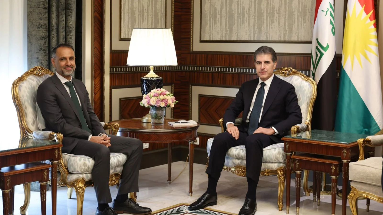 نيجيرفان بارزاني والسفير البريطاني يؤكدان استمرار التعاون بين القوى السياسية وضرورة الحوار والتفاهم بين أربيل وبغداد