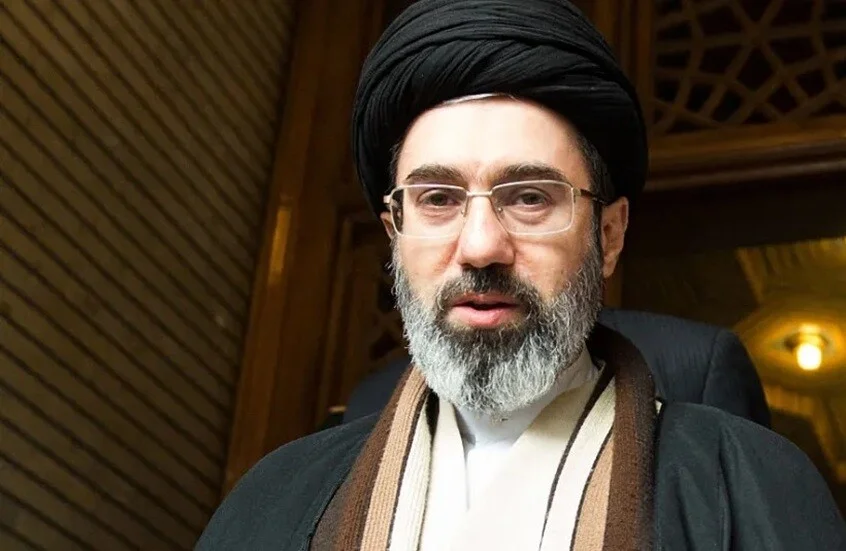 مجتبى خامنئي يدعو السلطة التشريعية للتحرك لـ"معالجة هموم الشعب الاقتصادية"