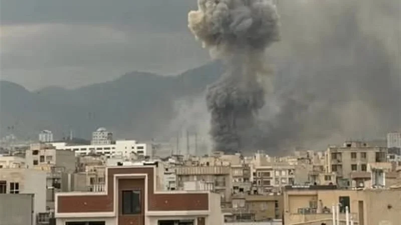 هجمات أميركية إسرائيلية تستهدف جزيرة خرج وجسورا في إيران